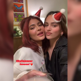 Rosalía comparte velada navideña con Kourtney Kardashian y Kylie Jenner