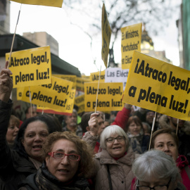 Un momento de la manifestación convocada por Podemos ante la sede de la CNMC, en Madrid, para exigir al organismo regulador que investigue las causas de la subida de la electricidad en el mercado mayorista. EFE/Luca Piergiovanni