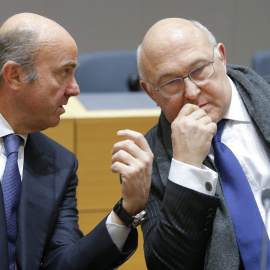 El ministro de Economía español, Luis de Guindos, conversa con el ministro de Finanzas francés, Michel Sapin, durante una reunión del Eurogrupo en Bruselas. EFE/Olivier Hoslet