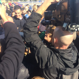 El exlíder del PSOE, Pedro Sánchez, saluda a los simpatizantes a su llegada al Parque Tecnológico de la localidad sevillana de Dos Hermandas. D.C.