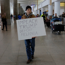 Un manifestante protesta, en el aeropuerto JFK de Nueva York, contra la política de inmigración del presidente de EEUU, Donald Trump. REUTERS/Andrew Kelly