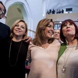 La presidenta andaluza y secretaria general del PSOE-A, Susana Díaz (c), junto a la eurodiputada Elena Valenciano (2-i), y Micaela Navarro, durante las jornadas de conmemoración del 130 aniversario de la constitución de la agrupación social