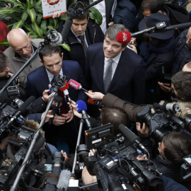 El exministro de Educación y candidado en las primarias del Partido Socialista francés, Benoit Hamon, rodeado de periodistas en un acto de su campaña, en París. REUTERS/Philippe Wojazer