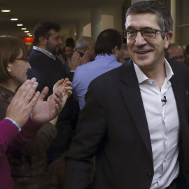 El exlehendakari y aspirante a secretario general del PSOE, Patxi López, tras un acto con militantes madrileños en Fuenlabrada (Madrid). EFE/Fernando Alvarado