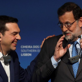 El presidente del Gobierno, Mariano Rajoy, con el primer ministro griego Alexis Tsipras, en su primera reunión bilateral que han celebrado durante la cumbre de países de Europa del Sur que ha tenido lugar en Lisboa. EFE/EPA/ANDRE KOSTERS