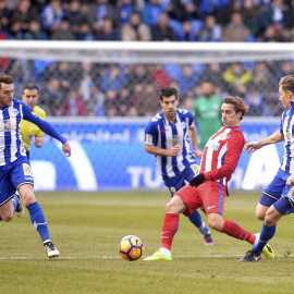 Un momento del partido entre el Deportivo Alaves y el Atletico de Madrid, en el campo de Mendizorroza. REUTERS/Vincent West
