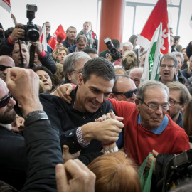 El exsecretario general del PSOE Pedro Sánchez,  saludando a su llegada al Parque Tecnológico de Dos Hermanas (Sevilla), donde ha anunciado que se presentará a las primarias, en un acto con militantes que ha reunido a más de 2.000 simpatiza