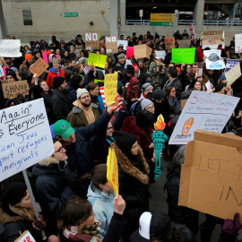 Decenas de personas protestaron en el aeropuerto de Nueva York contra el veto de Trump a los refugiados. REUTERS/Andrew Kelly