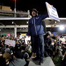 Numerosas personas se concentraron este sábado en el aeropuerto internacional John F. Kennedy de Nueva York después de que comenzaran las expulsiones de inmigrantes de siete países de mayoría musulmana decretadas por Trump. EFE/EPA/JUSTIN L