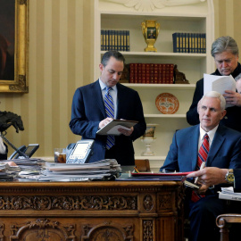 Donald Trump habla por teléfono con Vladimir Putin desde la Casa Blanca. REUTERS/Jonathan Ernst