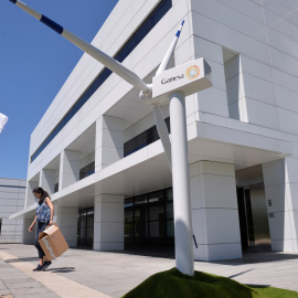 Un aerogenerador en la sede de GAMESA. / REUTERS