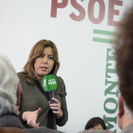 La secretaria general del PSOE de Andalucía y presidenta de la Junta, Susana Díaz, durante su intervención en el acto de inauguración de la nueva sede de la Agrupación Socialista de Ayamonte. EFE/Julián Pérez