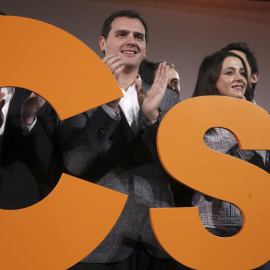 El presidente de Ciudadanos, Albert Rivera (c), junto a la líder de la formación en Catalunya, Inés Arrimadas, durante la presentación de su nueva Ejecutiva. EFE/Fernando Alvarado