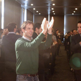 Cristiano Brown aplaude tras haber sido elegido hoy como nuevo portavoz de Unión Progreso y Democracia (UPyD). EFE/Víctor Lerena