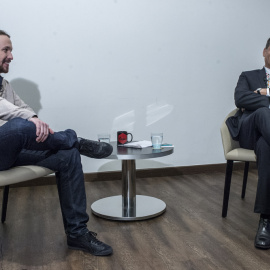 El presidente ecuatoriano, Rafael Correa, con Pablo Iglesias, antes de comenzar la entrevista en 'Otra Vuelta de Tuerka'. DANI GAGO