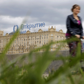 Un cartel del banco ruso Otkritie, sobre un edificio en Mascú. REUTERS/Maxim Shemetov