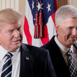 A la derecha, el nominado al Tribunal Supremo, Neil Gorsuch, y el presidente de los Estados Unidos, Donald Trump, ayer, durante su comparecencia conjunta. | EFE