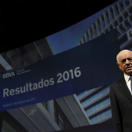 El presidente del BBVA, Francisco Gonzalez, posa antes de la rueda de prensa de prensentación de los resultados del banco de 2016. REUTERS/Susana Vera