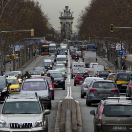 Barcelona quiere cobrar más por aparcar a los vehículos más contamientantes / EFE