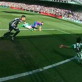 Un defensa del Betis saca el balón de dentro de la portería durante el encuentro ante el Barça.