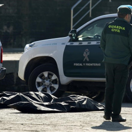 Varios cadáveres de inmigrantes ahogados tras el naufragio de la patera en la que trataban de cruzar el Estrecho el pasado 14 de enero.- EFE