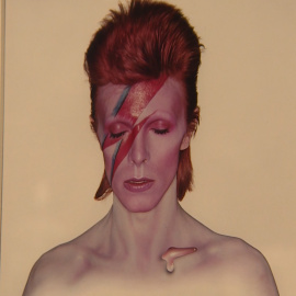 Fans de David Bowie le recuerdan en el que hubiera sido su 74 cumpleaños