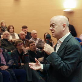 El diputado socialista por Guipúzcoa, Odón Elorza, se dirige a los asistentes al coloquio que ofreció en la localidad zaragozana de Calatayud. | JAVIER CEBOLLADA (EFE)
