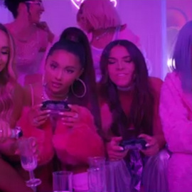 Ariana Grande se lo pasa de lujo en su nuevo videoclip: 7 Rings