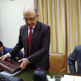 El ministro de Hacienda, Cristóbal Montoro, en una comparecencia en la correspondiente comisión del Congreso, que preside el diputado socialista Antonio Pradas (d). EFE/J.P. Gandul