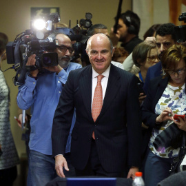 El ministro de Economía, Luis de Guindos, a su llegada esta mañana a la comisión correspondiente del Congreso de los Diputados, donde ha comparecido para explicar las líneas generales de su departamento. EFE/Paco Campos