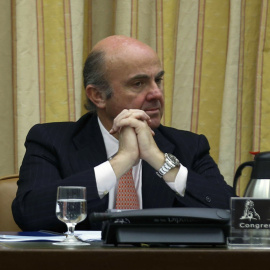 El ministro de Economía, Luis de Guindos, durante su comparecencia  en la comisión correspondiente del Congreso de los Diputados. EFE/Paco Campos