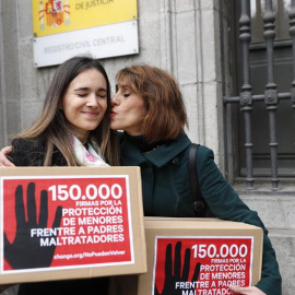 Juana y Vanessa, antes de entregar las 150.000 firmas ante el Ministerio de Justicia este martes en Madrid. EFE