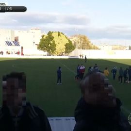 Una operadora de cámara, acosada y vejada mientras graba un partido de fútbol