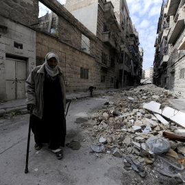 Un hombre camina entre las ruinas en Alepo/REUTERS/Omar Sanadiki