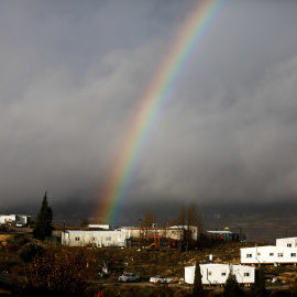 Un arco iris se levanta sobre el asentamiento israelí de Amona en la Cisjordania ocupada/REUTERS