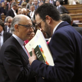 El portavoz del grupo socialista, Antonio Hernando y el ministro de Hacienda, Cristóbal Montoro, al finalizar el pleno del Congreso de los Diputados de este miércoles/EFE/Juan Carlos Hidalgo