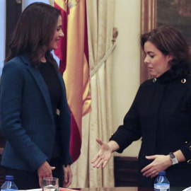 La vicepresidenta del Gobierno, Soraya Sáenz de Santamaría  y la líder de Ciudadanos en Catalunya, Inés Arrimadas, al inicio de la reunión que han mantenido en la zona de Gobierno del Congreso de los Diputados, en Madrid. EFE/Javier Lizón