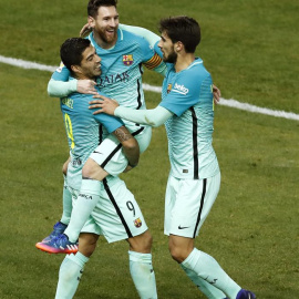 Leo Messi celebra su gol con Luis Suárez y André Gomes. - EFE