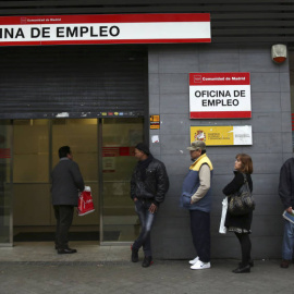 Fila en una oficina de empleo de Madrid. REUTERS
