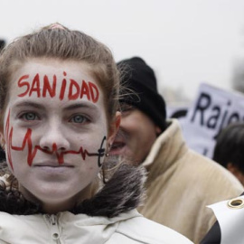 Una niña en una manifestación en defensa de la sanidad pública en Madrid, en 2014.- JAIRO VARGAS