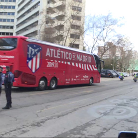 Aficionados del Madrid y el Atlético calientan el ambiente previo al derbi