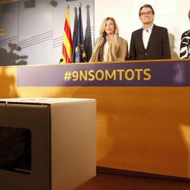 El expresidente de la Generalitat Artur Mas y las exconselleras Joana Ortega (i) e Irene Rigau durante la rueda de prensa ofrecida hoy en el Museo de Historia de Cataluña, en la víspera del inicio de su juicio por el papel que jugaron en la