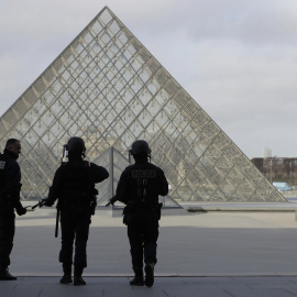 La zona del Louvre ha sido evacuada después del ataque / REUTERS