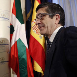 El exlehendakari y aspirante a secretario general del PSOE, Patxi López, a su llegada a un desayuno informativo organizado en Madrid. | SERGIO BARRENECHEA (EFE)