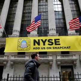 Un cartel con el logo de la red social en la fachada del edificio de la Bolsa de Nueva York (NYSE, según sus siglas en inglés). REUTERS/Brendan McDermid