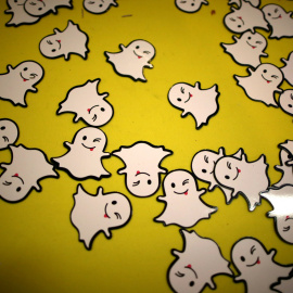 Pins del logo de la red social Snapchat, en la feria tecnológica de Ls Ángeles  (TechFair LA). REUTERS/Lucy Nicholson