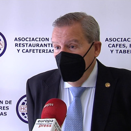 Hosteleros creen “hasta demandable” que cierren bares y haya personas consumiendo en la calle