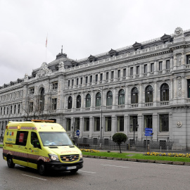  Una ambulancia pasa por delante del edificio del Banco de España, en el centro de Madrid. AFP/JAVIER SORIANO