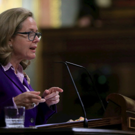 La vicepresidenta económica, Nadia Calviño, durante su intervención en un pleno del Congreso. /EFE
