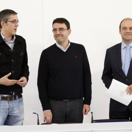 El portavoz de la Comisión Gestora, Mario Jiménez (c), y los coordinadores del área Política y Económica de la Ponencia marco, Eduardo Madina (i) y José Carlos Díez (d), durante el encuentro que han mantenido con los medios de comunicación 